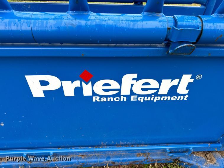 image for item EH6876 Priefert livestock squeeze chute