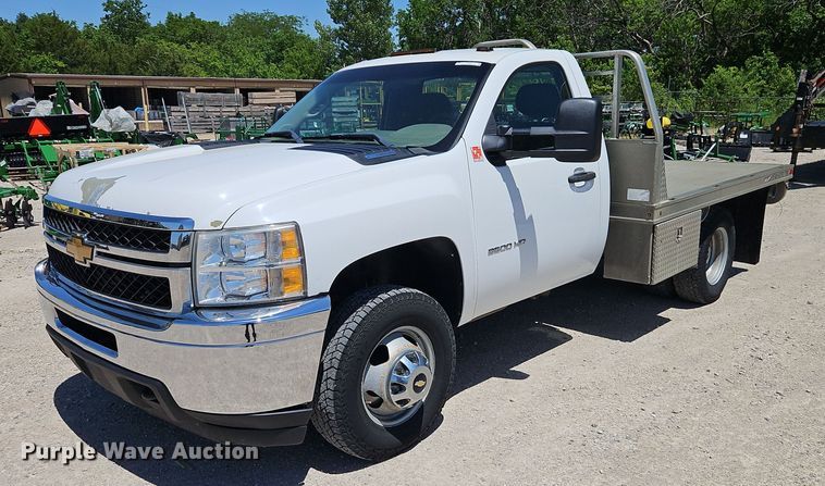 image for item EI3876 2013 Chevrolet  Silverado 3500HD flatbed pickup truck