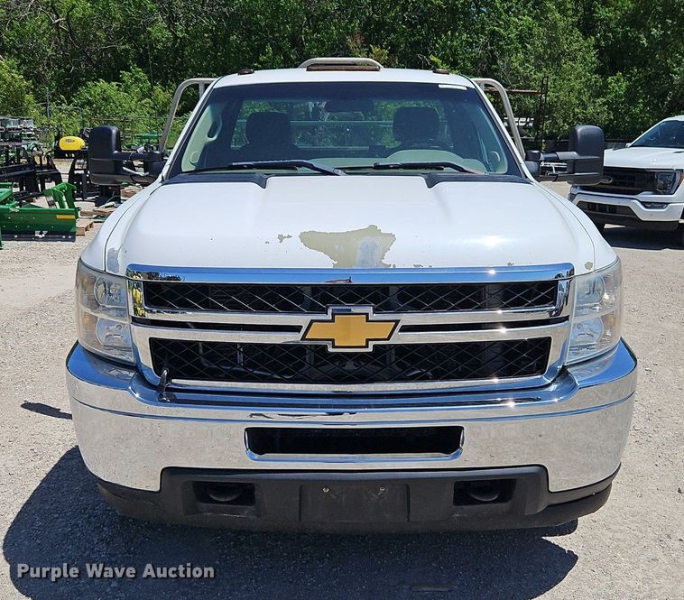 image for item EI3876 2013 Chevrolet  Silverado 3500HD flatbed pickup truck