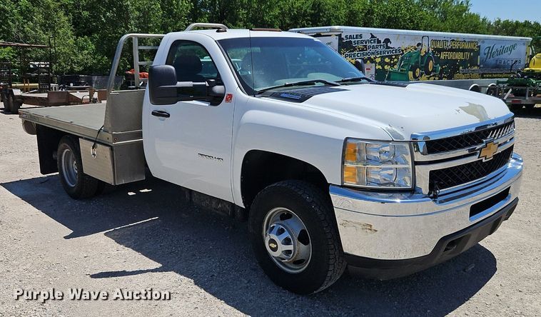 image for item EI3876 2013 Chevrolet  Silverado 3500HD flatbed pickup truck