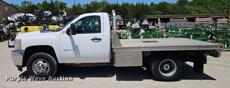 image for item EI3876 2013 Chevrolet  Silverado 3500HD flatbed pickup truck