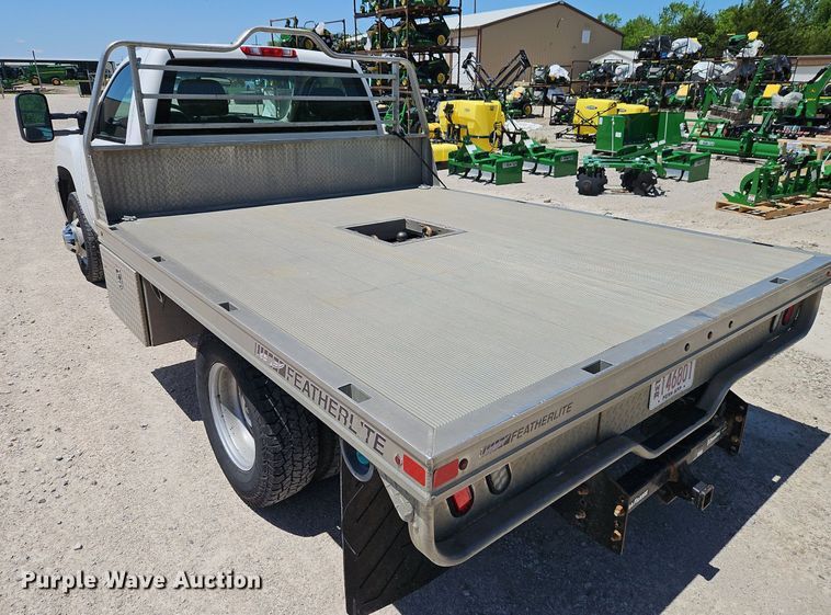 image for item EI3876 2013 Chevrolet  Silverado 3500HD flatbed pickup truck