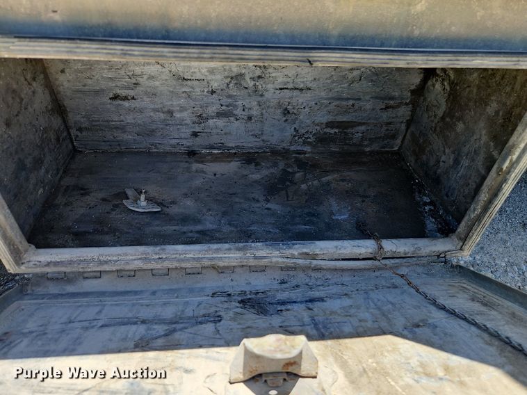 image for item EI3876 2013 Chevrolet  Silverado 3500HD flatbed pickup truck