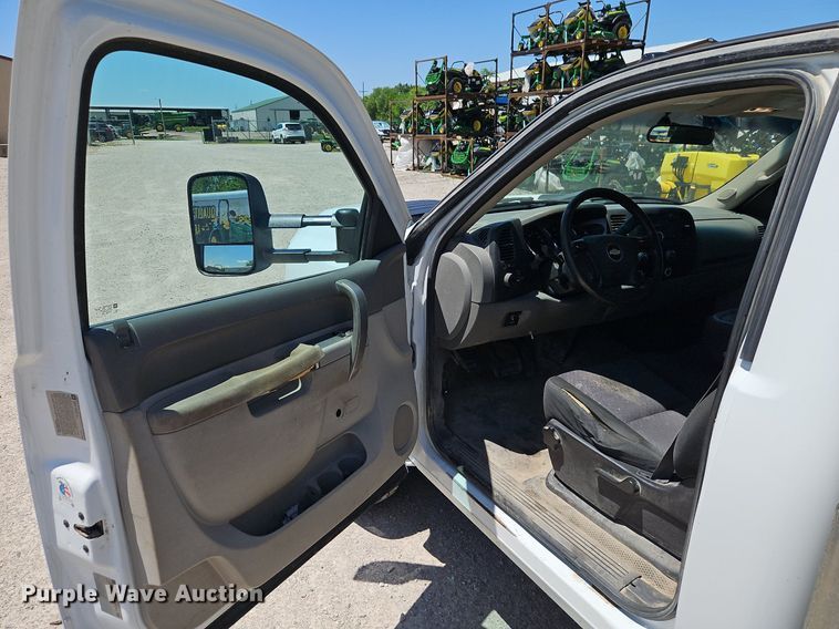 image for item EI3876 2013 Chevrolet  Silverado 3500HD flatbed pickup truck