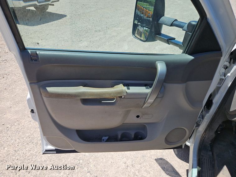 image for item EI3876 2013 Chevrolet  Silverado 3500HD flatbed pickup truck