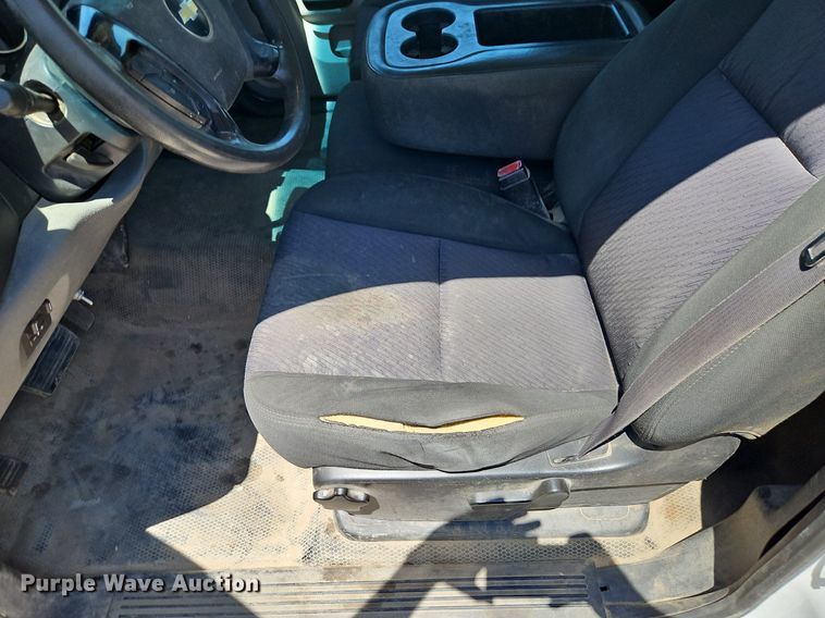 image for item EI3876 2013 Chevrolet  Silverado 3500HD flatbed pickup truck