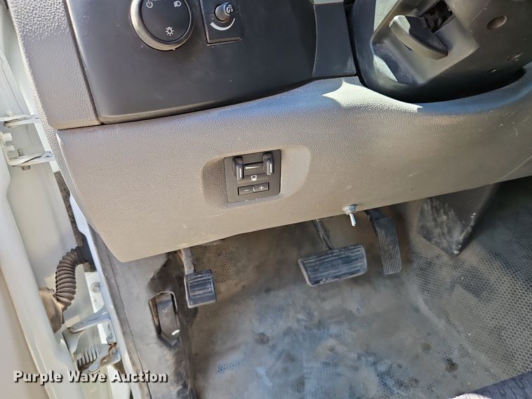 image for item EI3876 2013 Chevrolet  Silverado 3500HD flatbed pickup truck