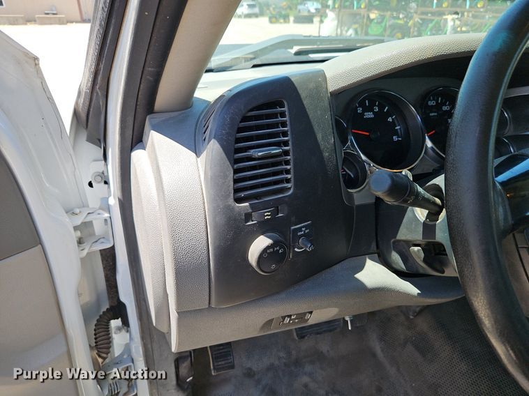 image for item EI3876 2013 Chevrolet  Silverado 3500HD flatbed pickup truck