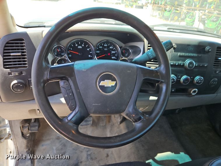 image for item EI3876 2013 Chevrolet  Silverado 3500HD flatbed pickup truck