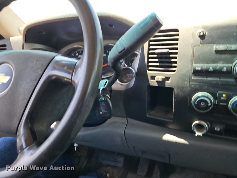 image for item EI3876 2013 Chevrolet  Silverado 3500HD flatbed pickup truck