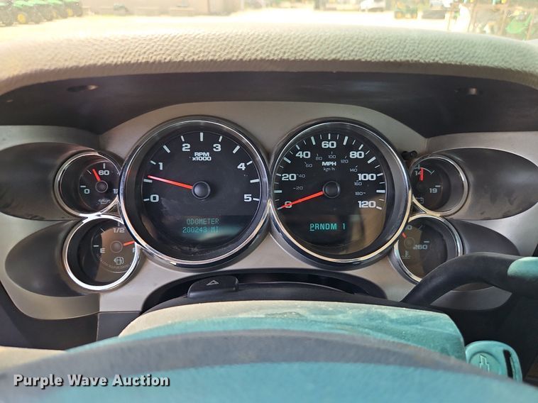 image for item EI3876 2013 Chevrolet  Silverado 3500HD flatbed pickup truck