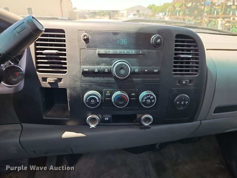 image for item EI3876 2013 Chevrolet  Silverado 3500HD flatbed pickup truck