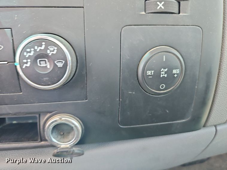 image for item EI3876 2013 Chevrolet  Silverado 3500HD flatbed pickup truck