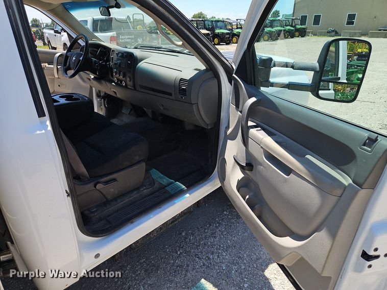 image for item EI3876 2013 Chevrolet  Silverado 3500HD flatbed pickup truck