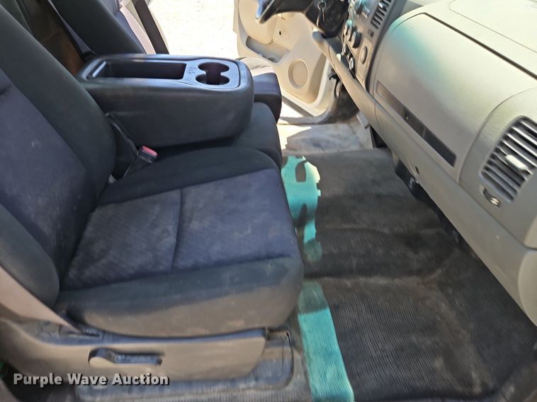 image for item EI3876 2013 Chevrolet  Silverado 3500HD flatbed pickup truck