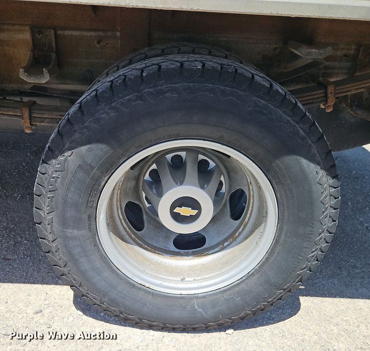 image for item EI3876 2013 Chevrolet  Silverado 3500HD flatbed pickup truck