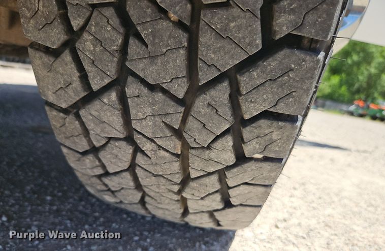 image for item EI3876 2013 Chevrolet  Silverado 3500HD flatbed pickup truck