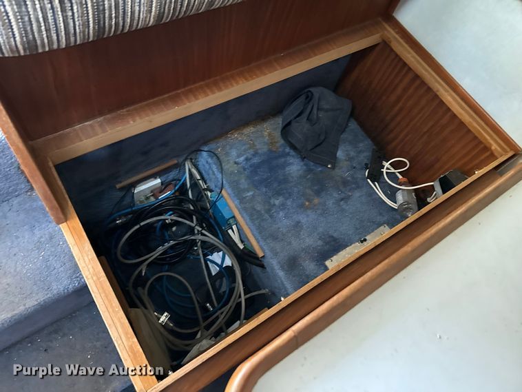 image for item EJ0453 1988 Sea Ray Cruiser  boat