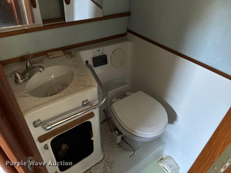 image for item EJ0453 1988 Sea Ray Cruiser  boat