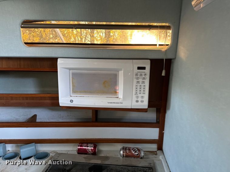 image for item EJ0453 1988 Sea Ray Cruiser  boat