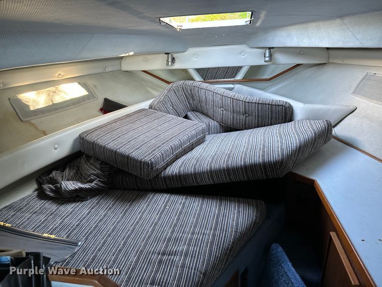 image for item EJ0453 1988 Sea Ray Cruiser  boat