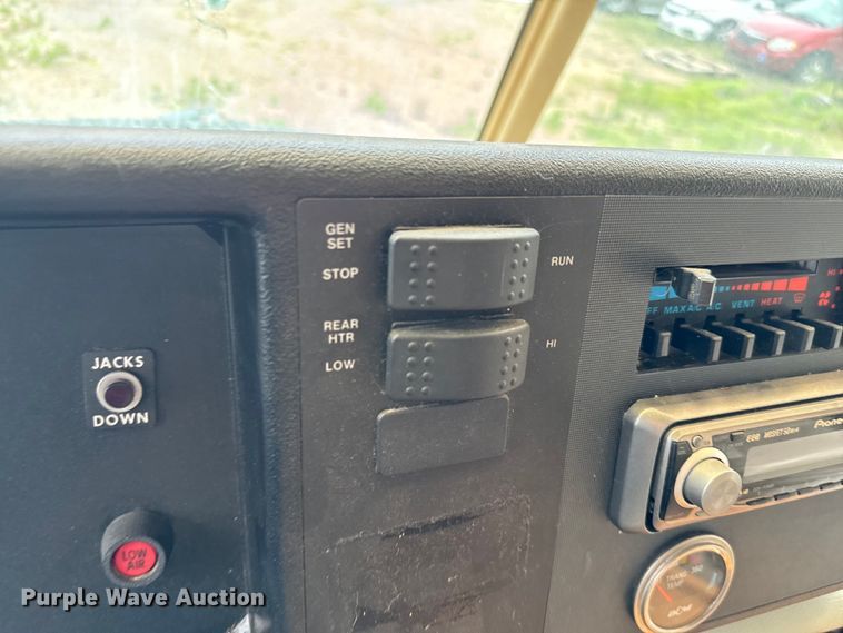 image for item EJ0562 1995 Winnebago IFG37RW RV