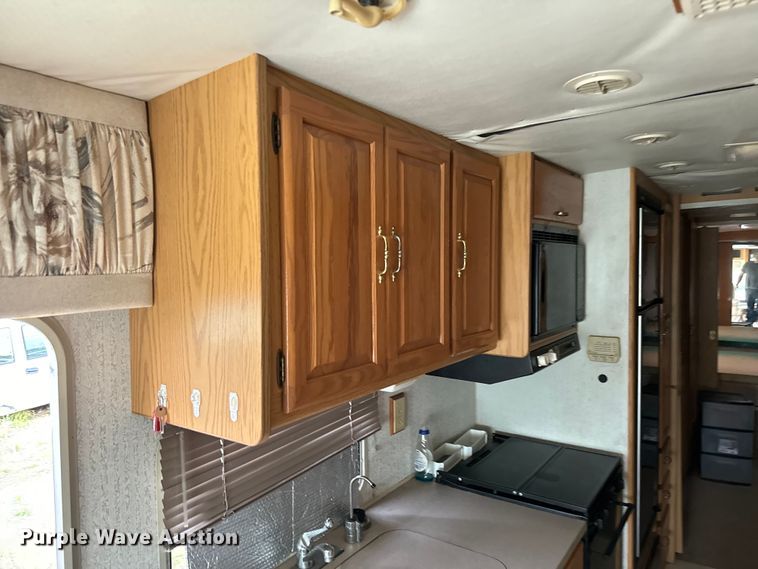 image for item EJ0562 1995 Winnebago IFG37RW RV