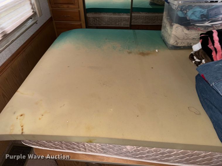 image for item EJ0562 1995 Winnebago IFG37RW RV