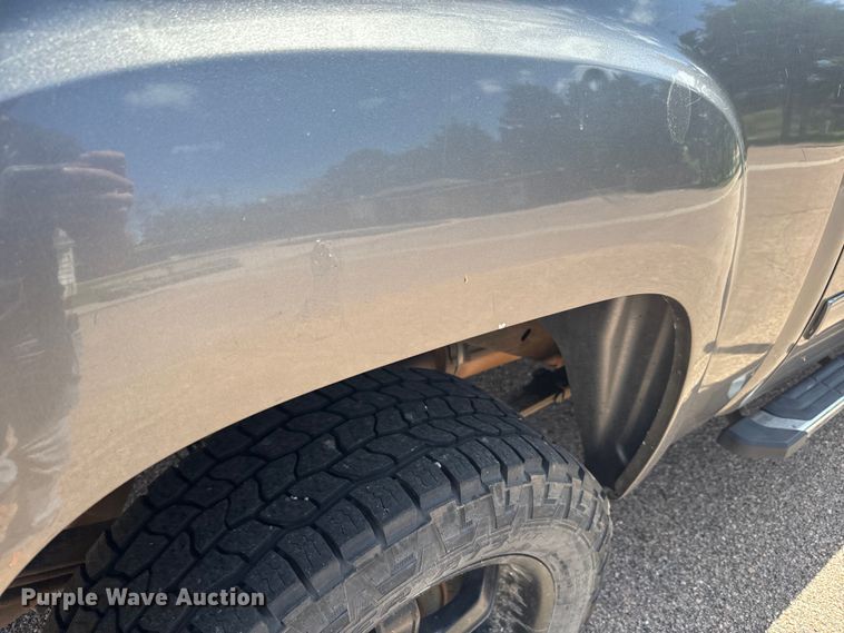 image for item EJ2825 2007 GMC  Sierra 1500 Crew Cab pickup truck