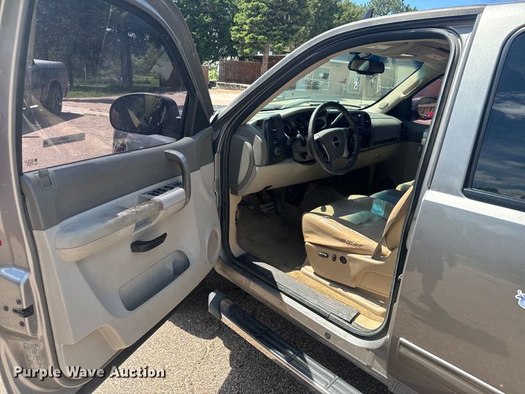 image for item EJ2825 2007 GMC  Sierra 1500 Crew Cab pickup truck