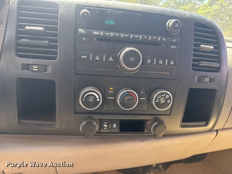 image for item EJ2825 2007 GMC  Sierra 1500 Crew Cab pickup truck