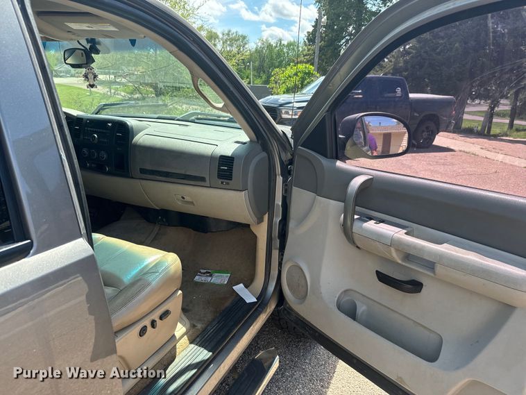 image for item EJ2825 2007 GMC  Sierra 1500 Crew Cab pickup truck