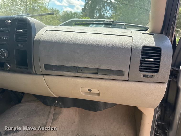 image for item EJ2825 2007 GMC  Sierra 1500 Crew Cab pickup truck