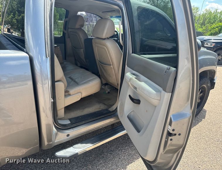 image for item EJ2825 2007 GMC  Sierra 1500 Crew Cab pickup truck