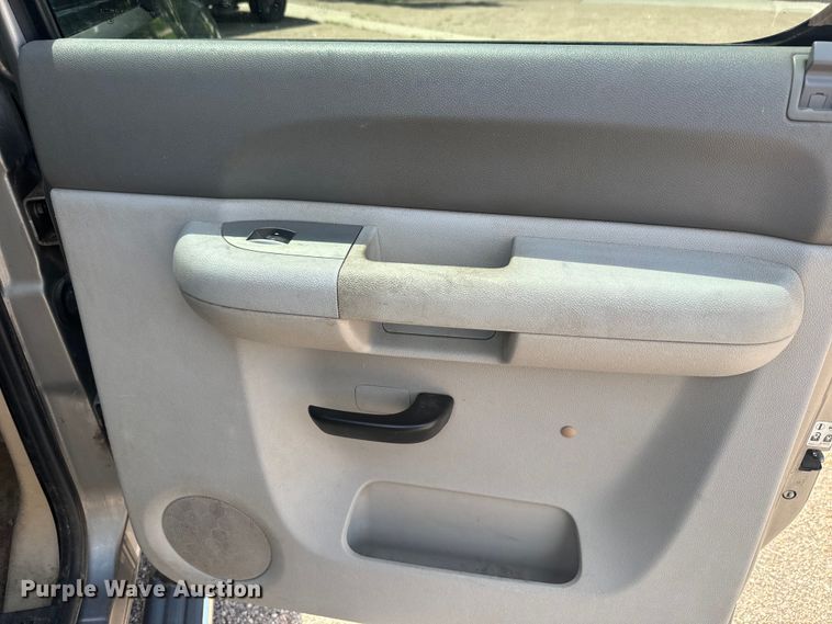 image for item EJ2825 2007 GMC  Sierra 1500 Crew Cab pickup truck