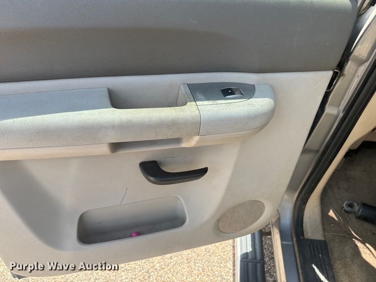 image for item EJ2825 2007 GMC  Sierra 1500 Crew Cab pickup truck