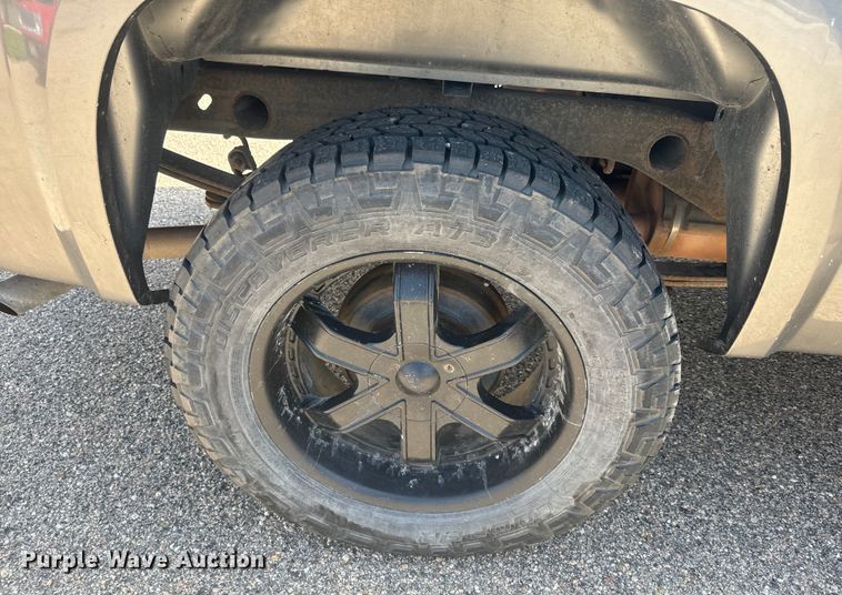 image for item EJ2825 2007 GMC  Sierra 1500 Crew Cab pickup truck