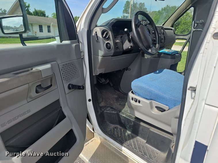 image for item EJ5540 2009 Ford E350 shuttle bus