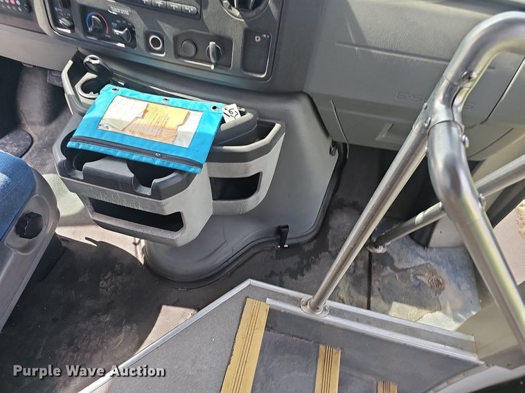 image for item EJ5540 2009 Ford E350 shuttle bus