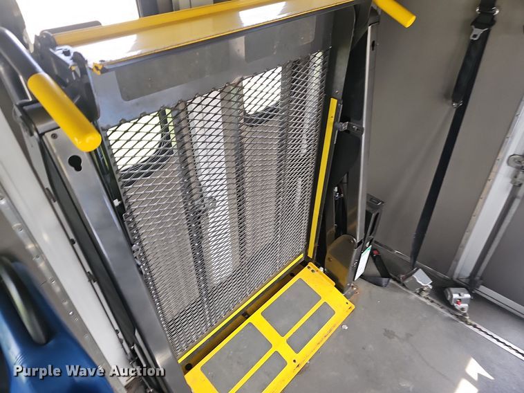 image for item EJ5540 2009 Ford E350 shuttle bus