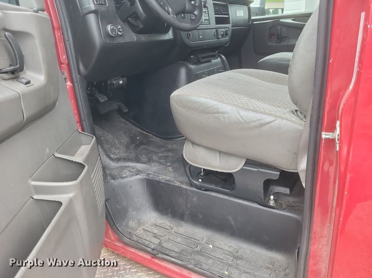 image for item EJ7985 2015 Chevrolet Express G4500 van cab and chassis