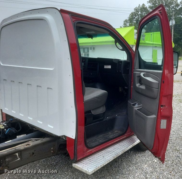 image for item EJ7985 2015 Chevrolet Express G4500 van cab and chassis