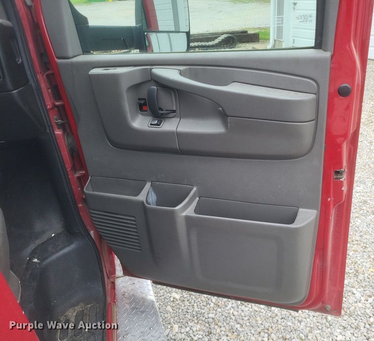 image for item EJ7985 2015 Chevrolet Express G4500 van cab and chassis