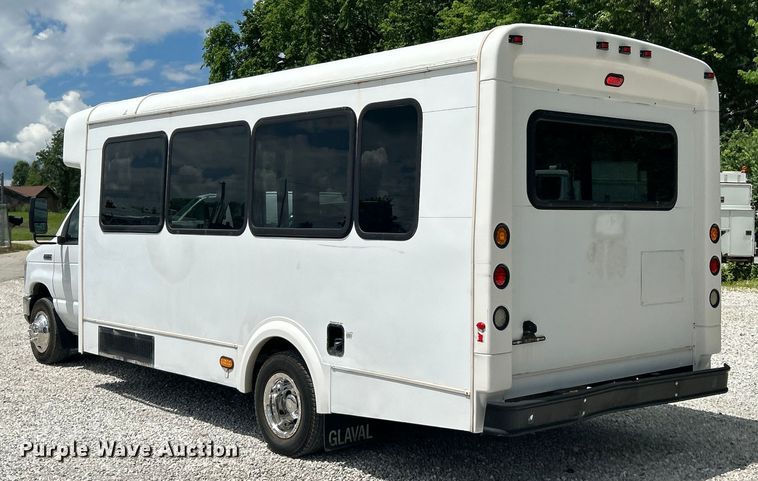 image for item EK4667 2013 Ford E450 Super Duty shuttle bus