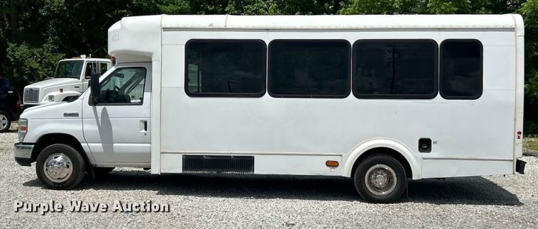 image for item EK4667 2013 Ford E450 Super Duty shuttle bus