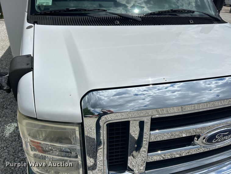 image for item EK4667 2013 Ford E450 Super Duty shuttle bus