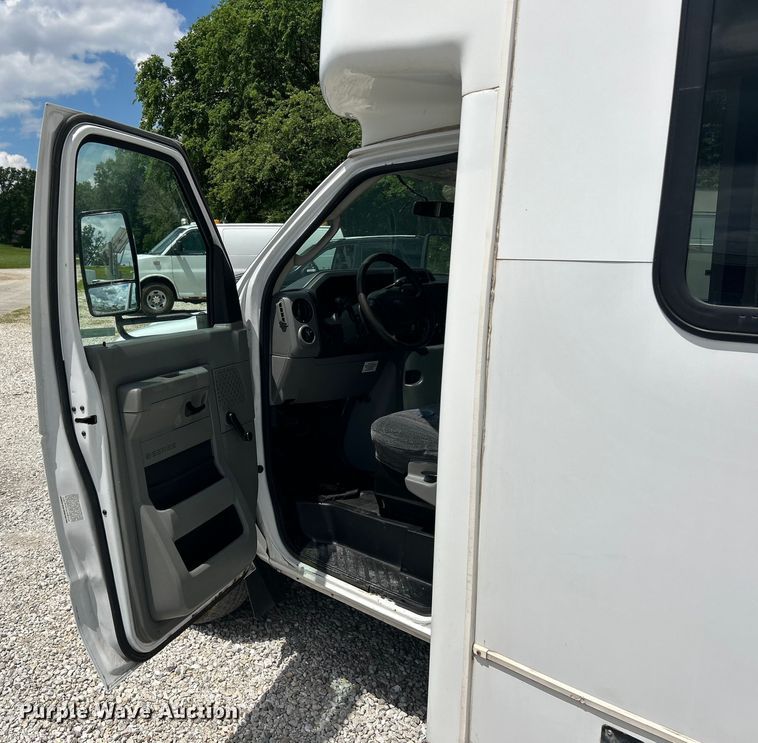 image for item EK4667 2013 Ford E450 Super Duty shuttle bus