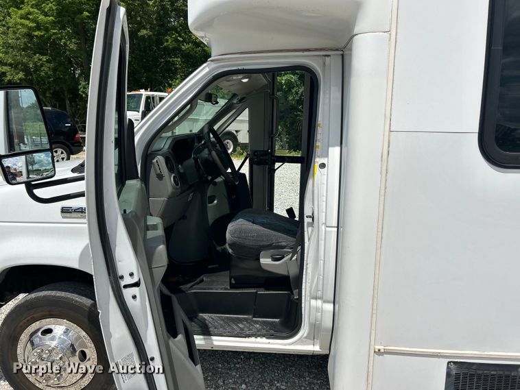 image for item EK4667 2013 Ford E450 Super Duty shuttle bus