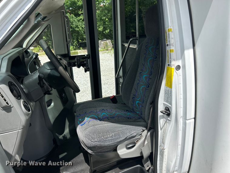 image for item EK4667 2013 Ford E450 Super Duty shuttle bus