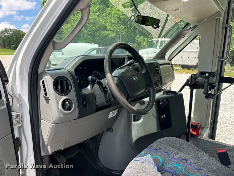 image for item EK4667 2013 Ford E450 Super Duty shuttle bus